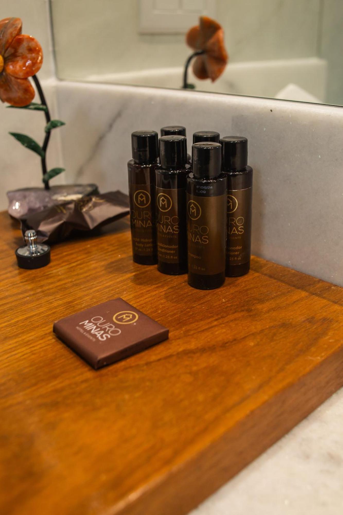 Ouro Minas Hotel Belo Horizonte, Dolce By Wyndham Bagian luar foto A chocolate bar and a bottle of wine