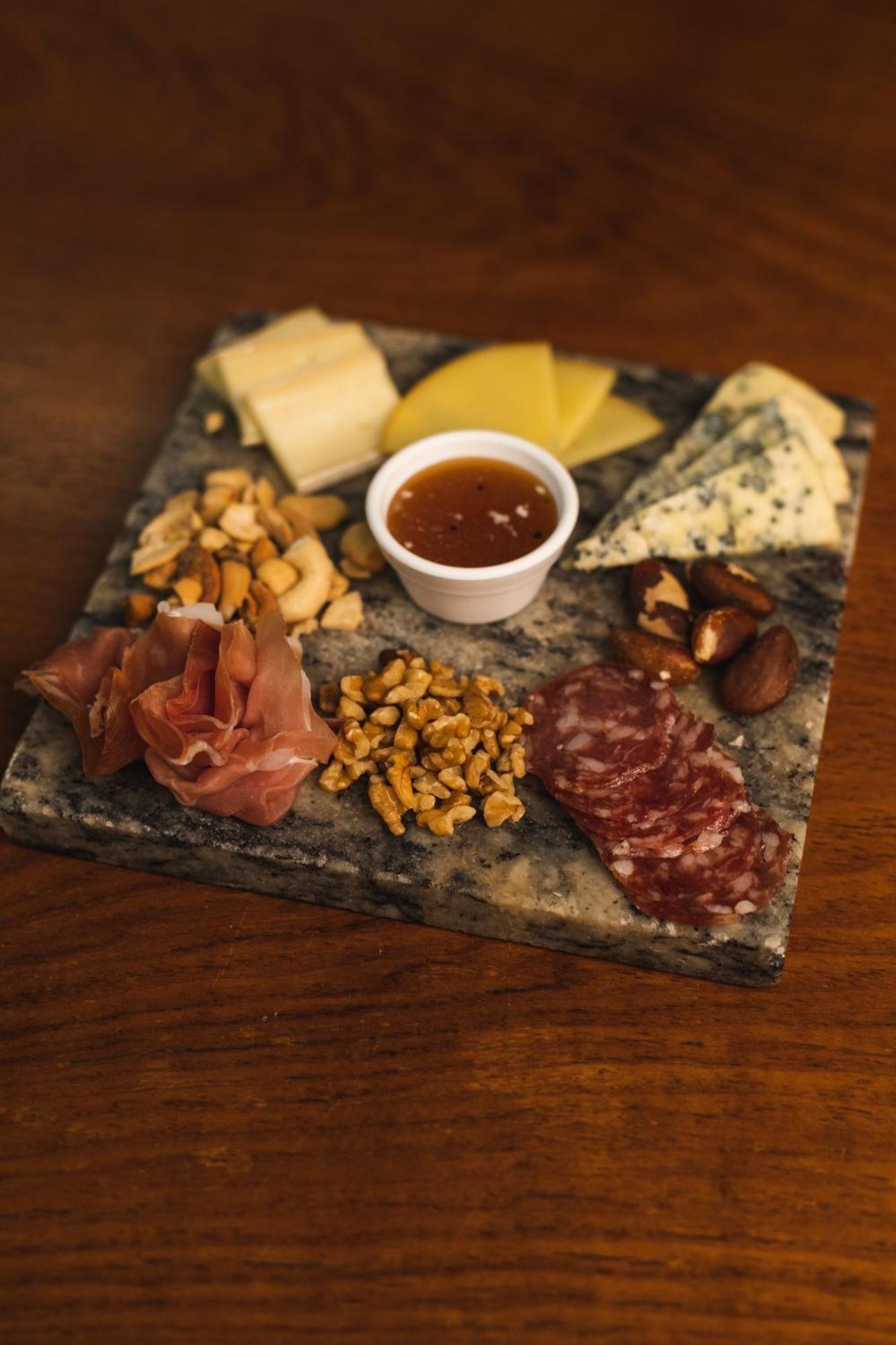Ouro Minas Hotel Belo Horizonte, Dolce By Wyndham Bagian luar foto A cheese and sausage platter